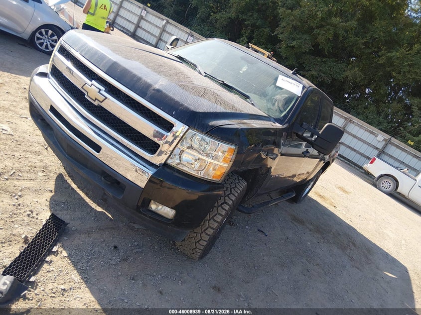 2011 Chevrolet Silverado, Normal Wear & Tear, IAAI, VIN 3GCPKSE38BG375883 — photo 2