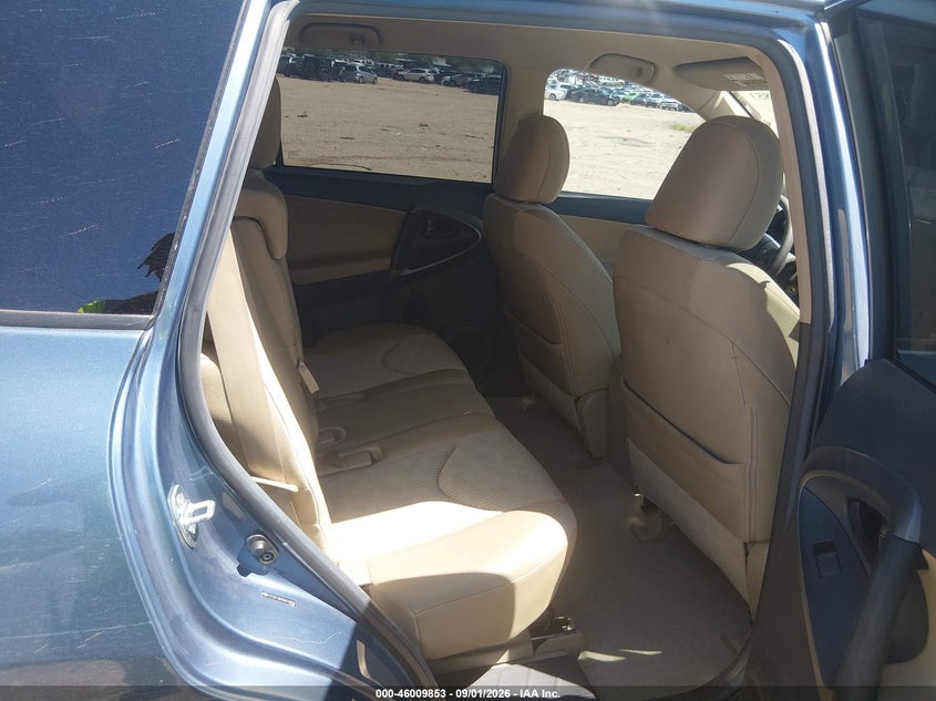 2012 TOYOTA RAV4 · Photo 8