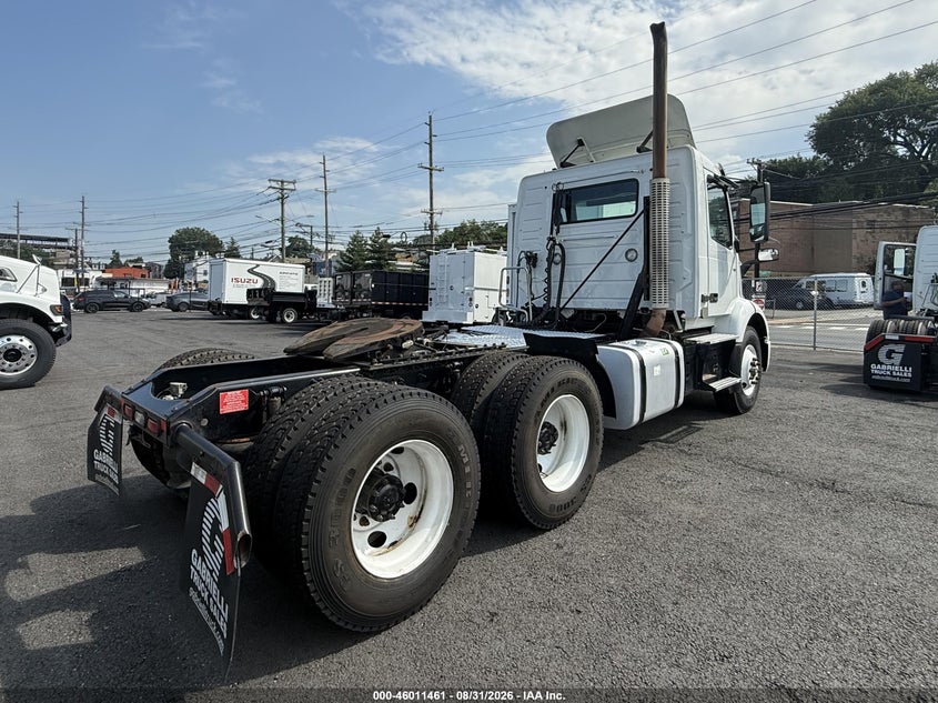 2019 VOLVO VNR64T auction photo 3