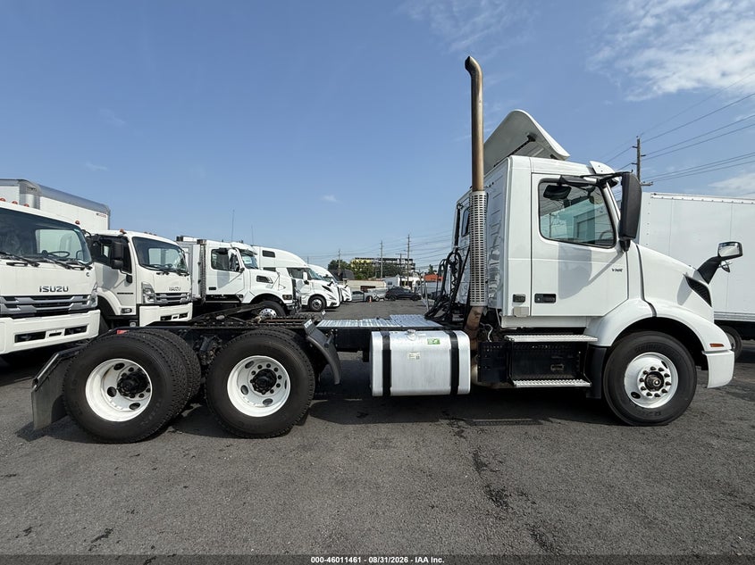 2019 VOLVO VNR64T auction photo 5