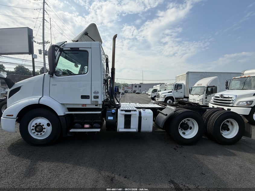 2019 VOLVO VNR64T auction photo 6