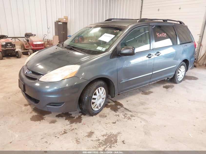 2008 TOYOTA SIENNA auction photo 2