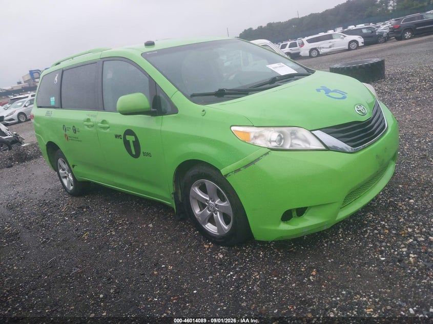 2014 TOYOTA SIENNA auction photo 1