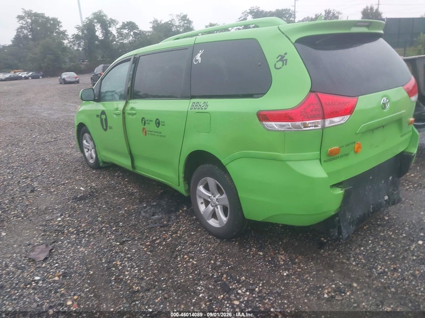 2014 TOYOTA SIENNA auction photo 3