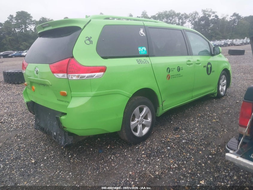 2014 TOYOTA SIENNA auction photo 4