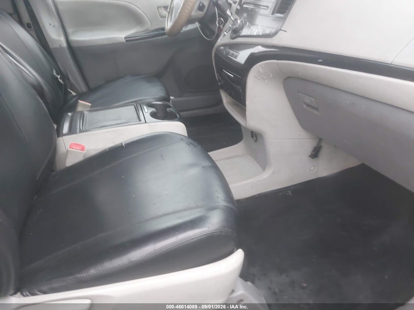 2014 TOYOTA SIENNA auction photo 5
