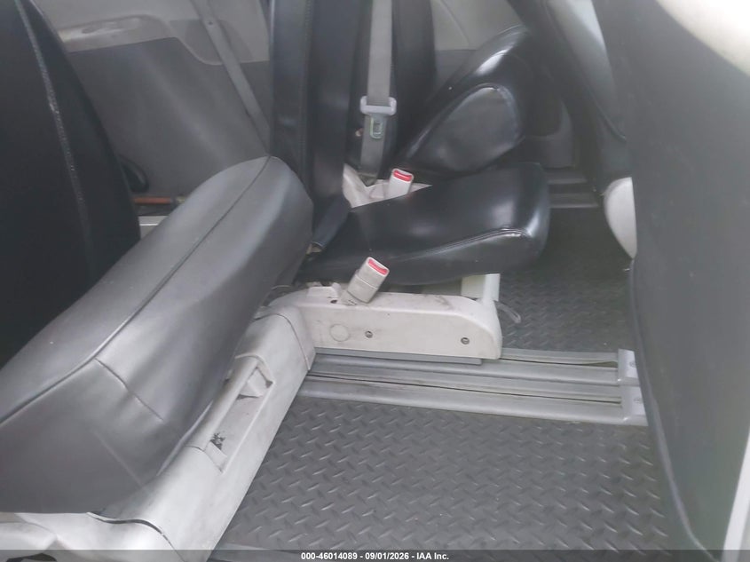 2014 TOYOTA SIENNA auction photo 8