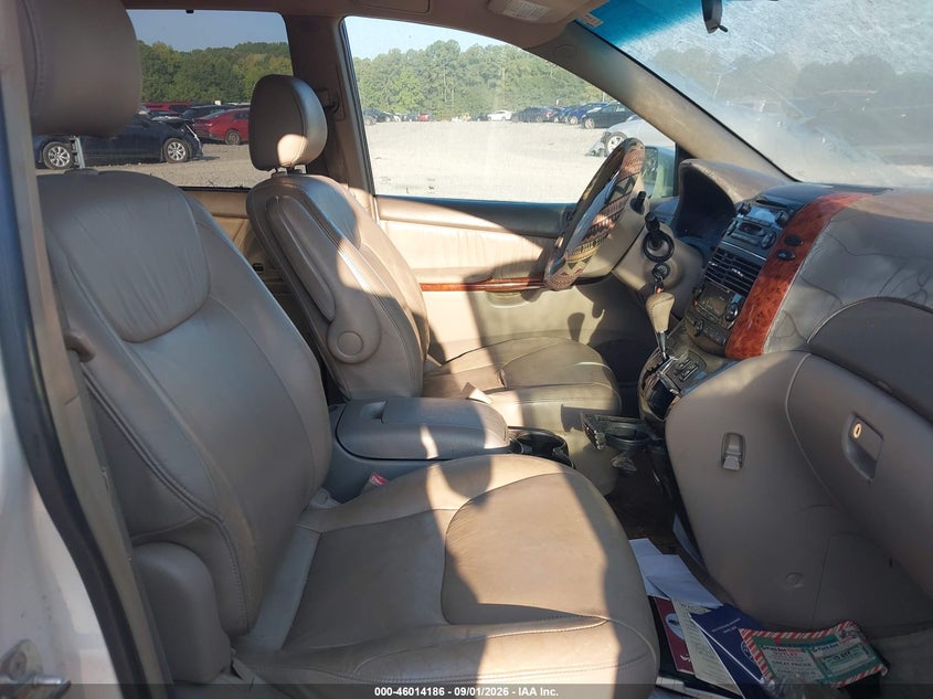 2004 TOYOTA SIENNA auction photo 5
