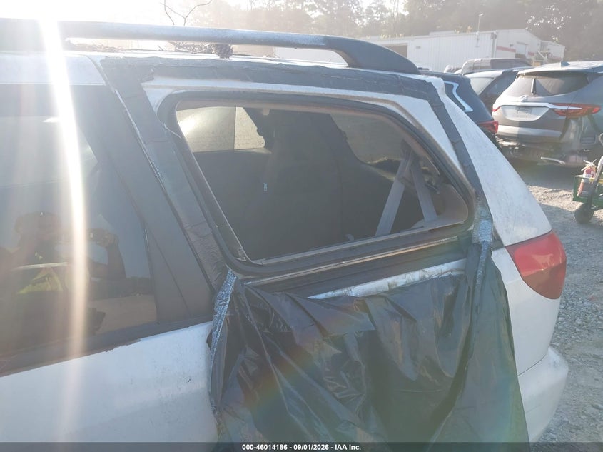 2004 TOYOTA SIENNA auction photo 6