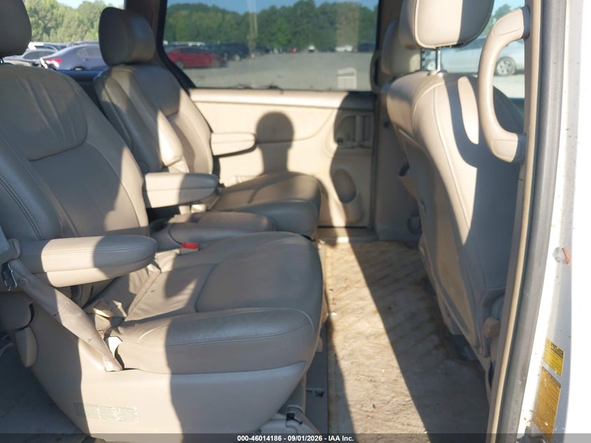 2004 TOYOTA SIENNA auction photo 8