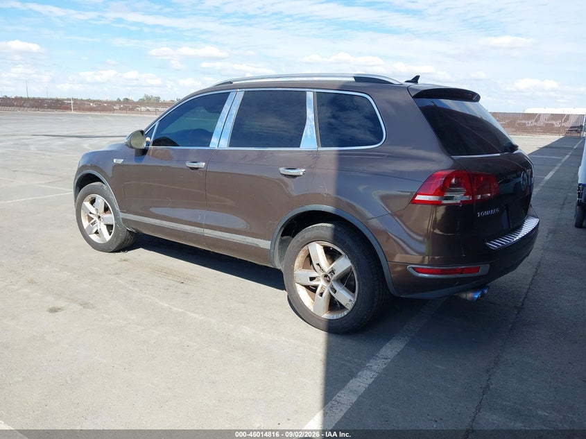 2011 VOLKSWAGEN TOUAREG auction photo 3