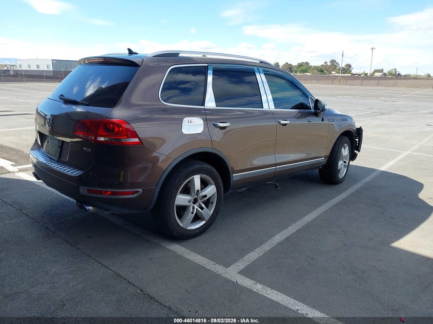 2011 VOLKSWAGEN TOUAREG auction photo 4