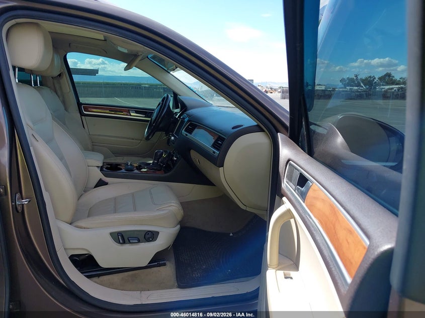 2011 VOLKSWAGEN TOUAREG auction photo 5