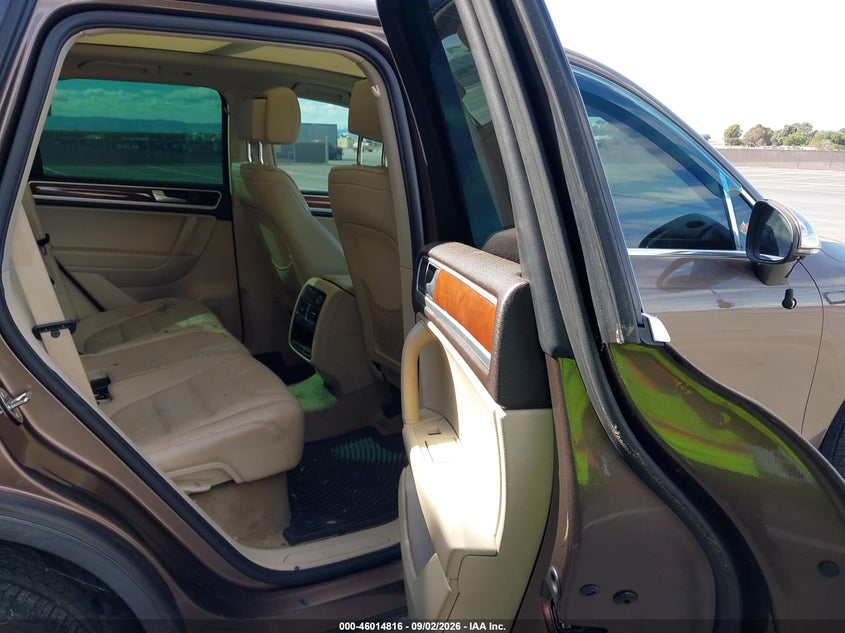 2011 VOLKSWAGEN TOUAREG auction photo 8