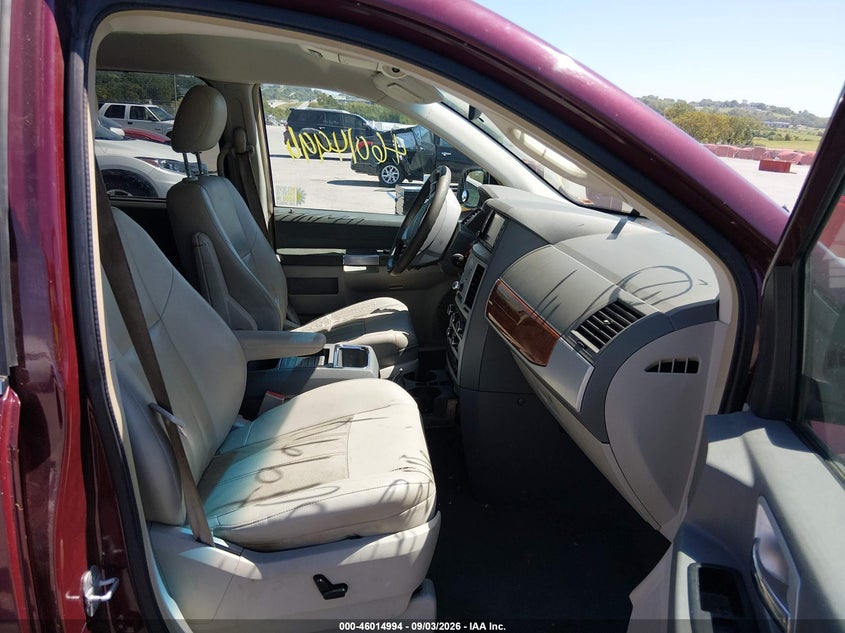 2008 CHRYSLER TOWN & COUNTRY auction photo 5