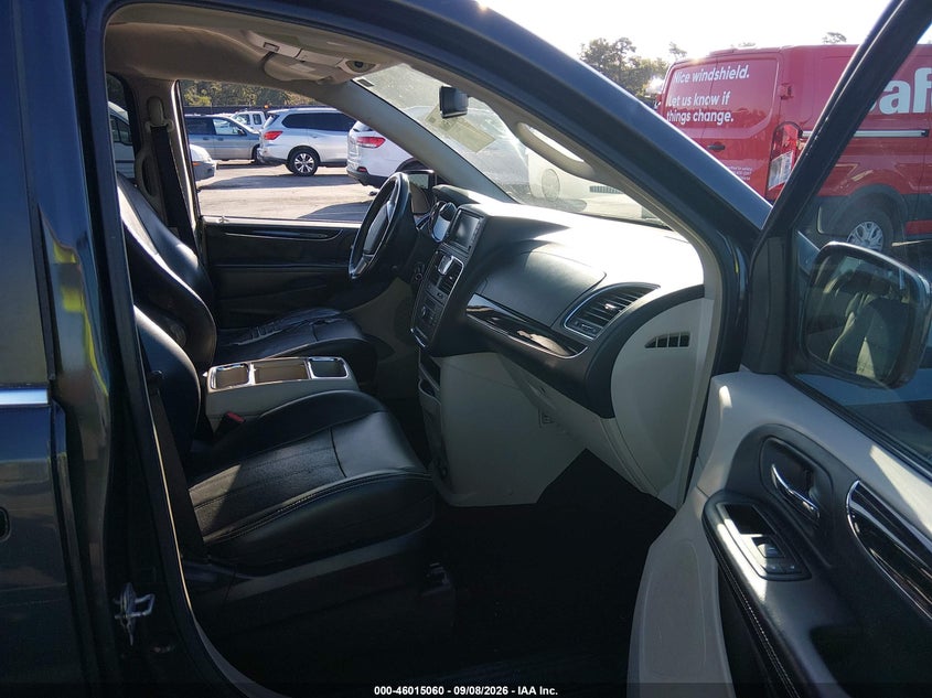 2012 CHRYSLER TOWN & COUNTRY auction photo 5