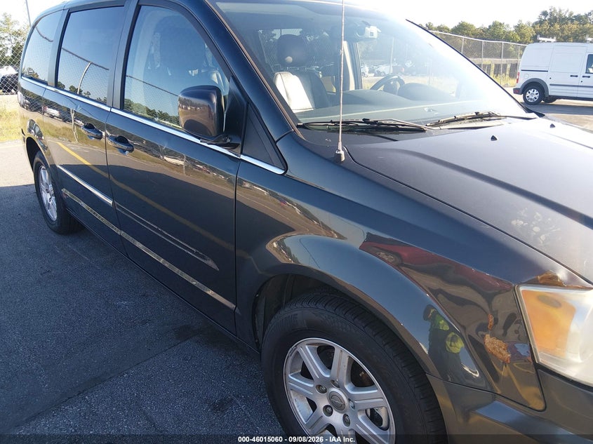 2012 CHRYSLER TOWN & COUNTRY auction photo 6