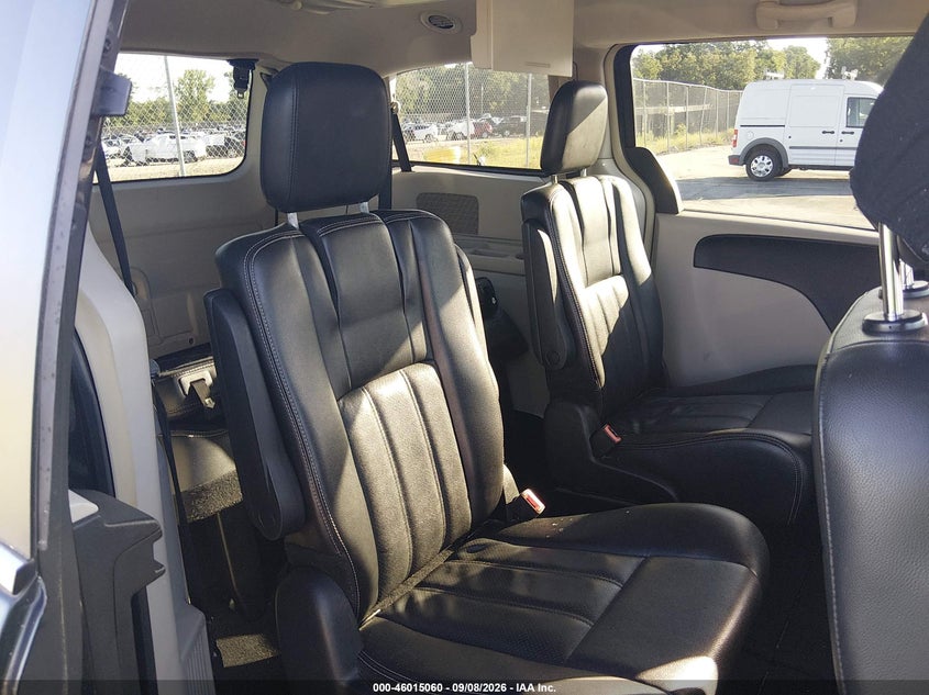 2012 CHRYSLER TOWN & COUNTRY auction photo 8