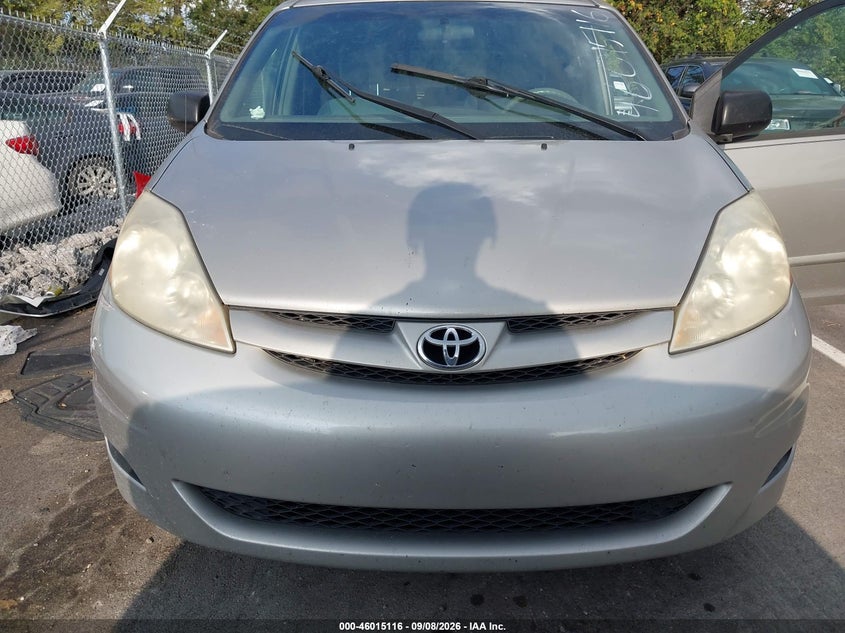 2009 TOYOTA SIENNA auction photo 6