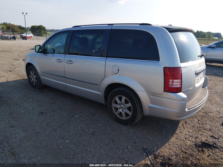 2010 CHRYSLER TOWN & COUNTRY auction photo 3