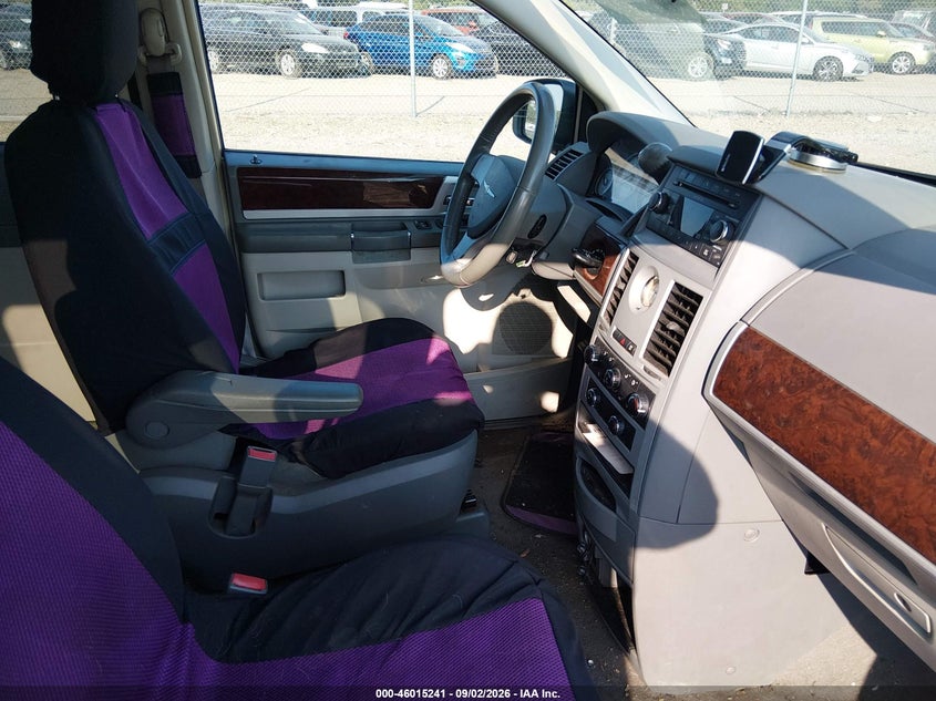 2010 CHRYSLER TOWN & COUNTRY auction photo 5