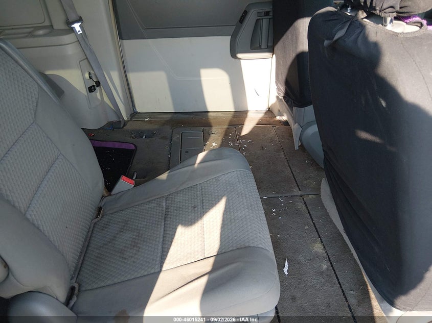 2010 CHRYSLER TOWN & COUNTRY auction photo 8