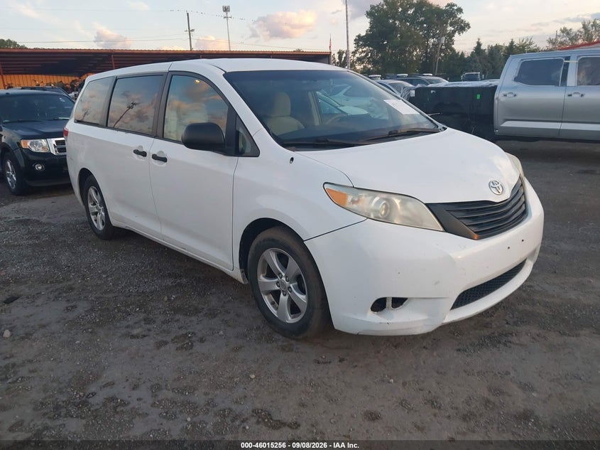 2013 TOYOTA SIENNA auction photo 1