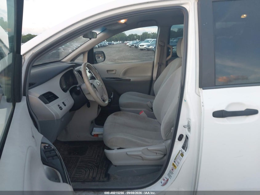 2013 TOYOTA SIENNA auction photo 5