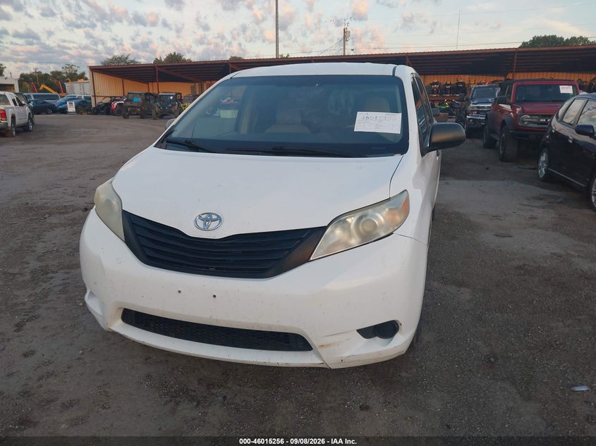 2013 TOYOTA SIENNA auction photo 6