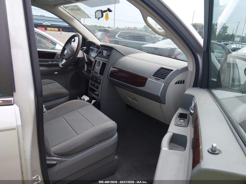 CHRYSLER TOWN & COUNTRY 2010 VIN 2A4RR5D14AR413411