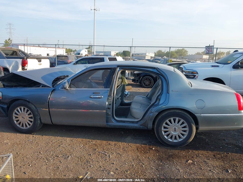 LINCOLN TOWN CAR 2004 VIN 1LNHM81W54Y616398