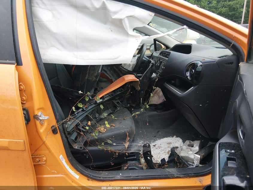 2015 TOYOTA PRIUS C auction photo 5