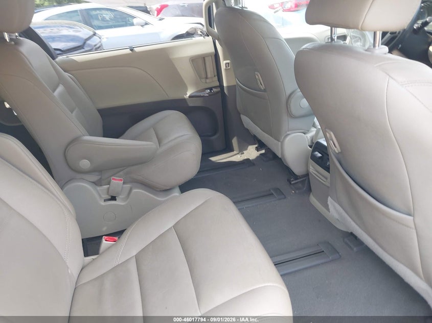 TOYOTA SIENNA - zdjęcie 8