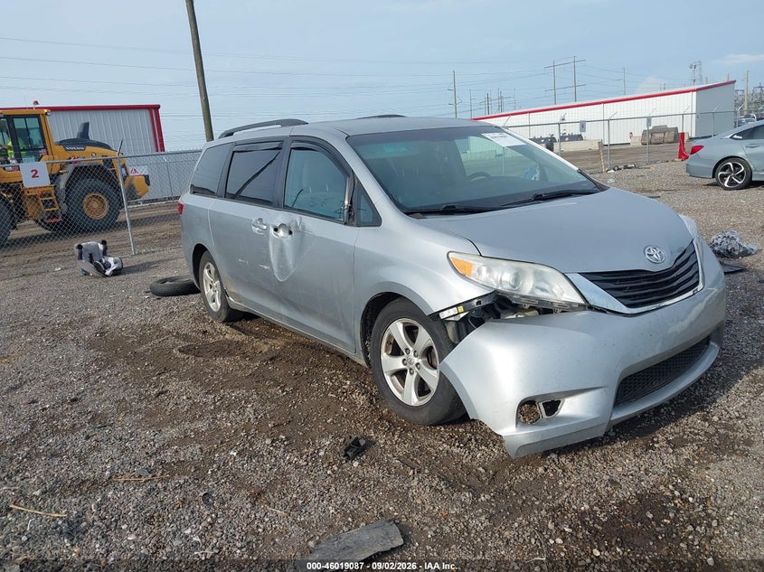 TOYOTA SIENNA - zdjęcie 1