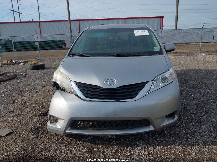 TOYOTA SIENNA - zdjęcie 12