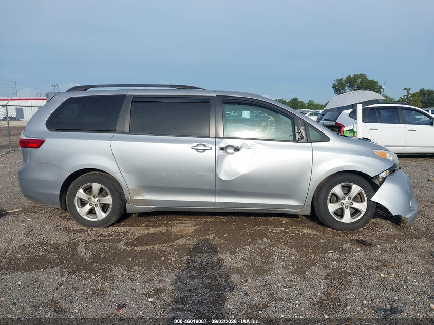 TOYOTA SIENNA - zdjęcie 13