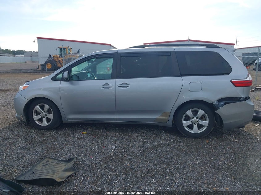 TOYOTA SIENNA - zdjęcie 14