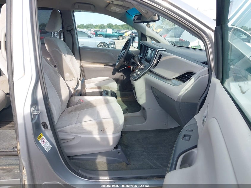 TOYOTA SIENNA - zdjęcie 5