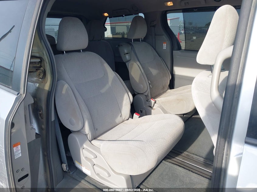 TOYOTA SIENNA - zdjęcie 8