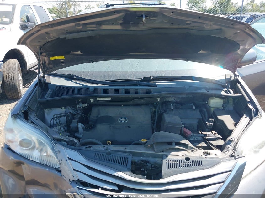 TOYOTA SIENNA - zdjęcie 10