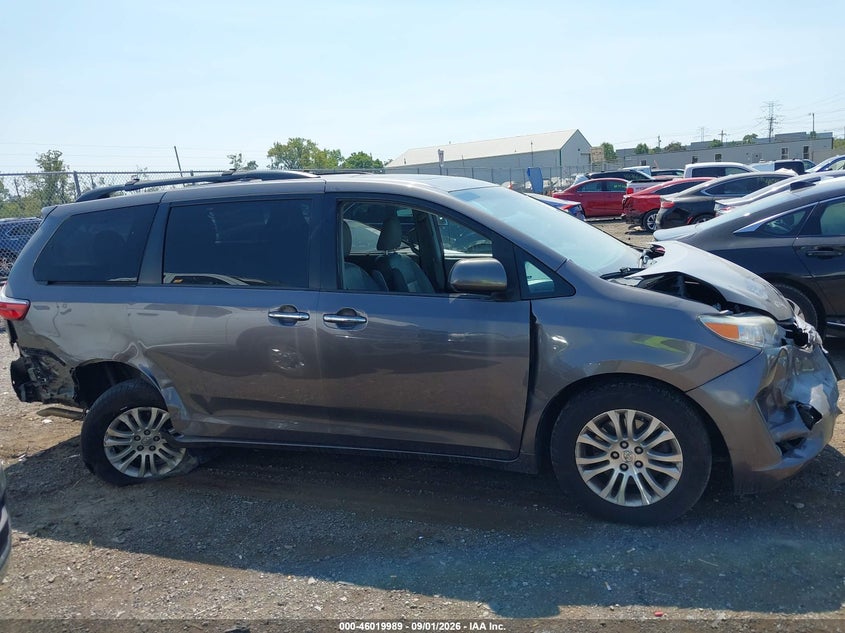 TOYOTA SIENNA - zdjęcie 13