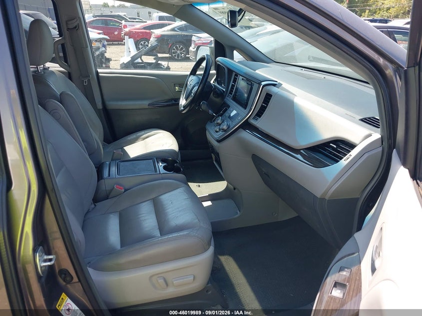 TOYOTA SIENNA - zdjęcie 5