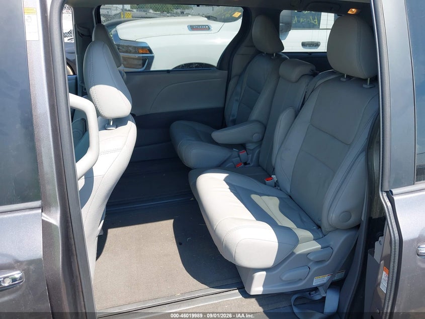 TOYOTA SIENNA - zdjęcie 8