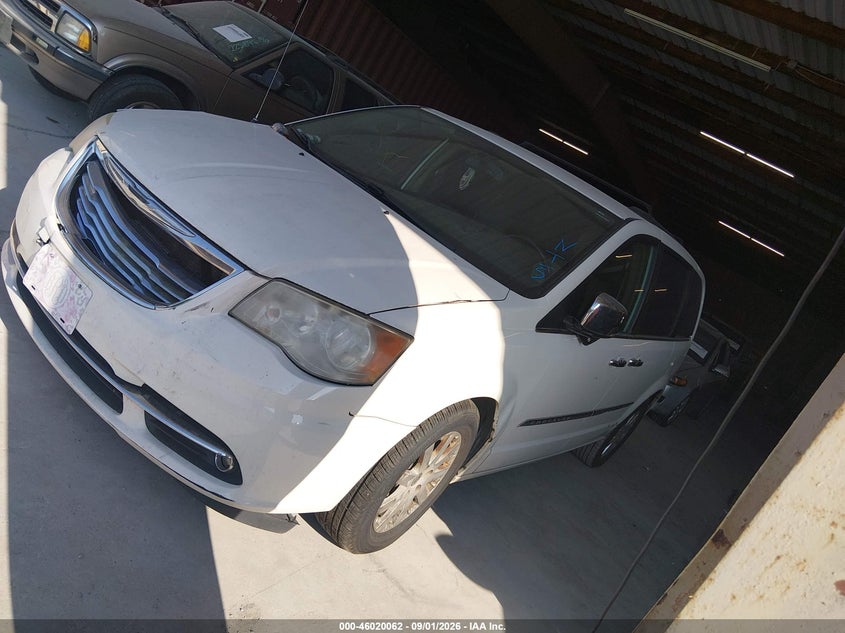 2011 CHRYSLER TOWN & COUNTRY — zdjęcie 2