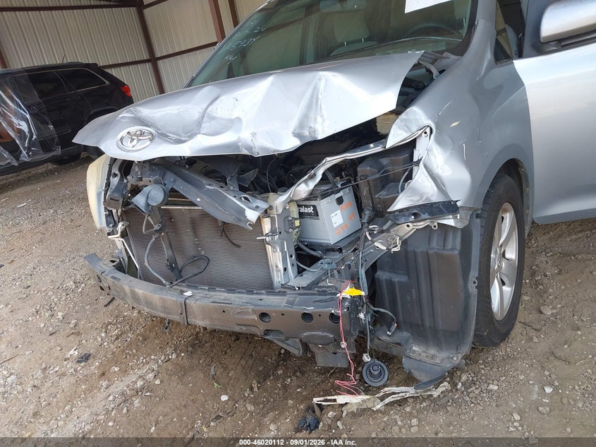 TOYOTA SIENNA - zdjęcie 6
