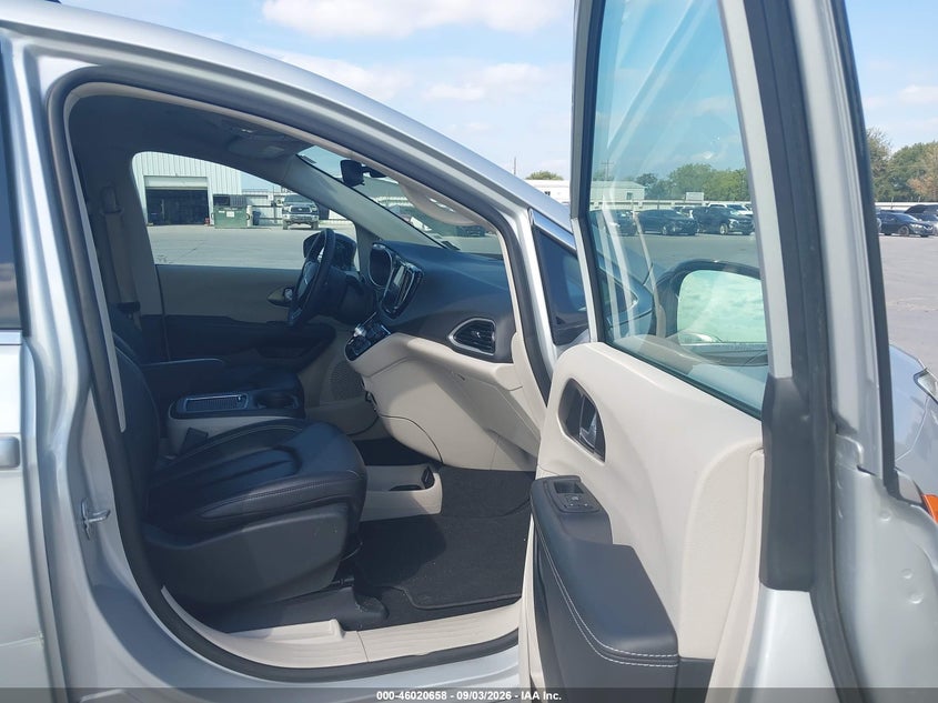 2024 CHRYSLER PACIFICA auction photo 5