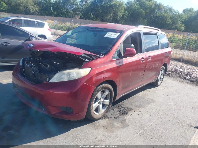 2011 TOYOTA SIENNA auction photo 2