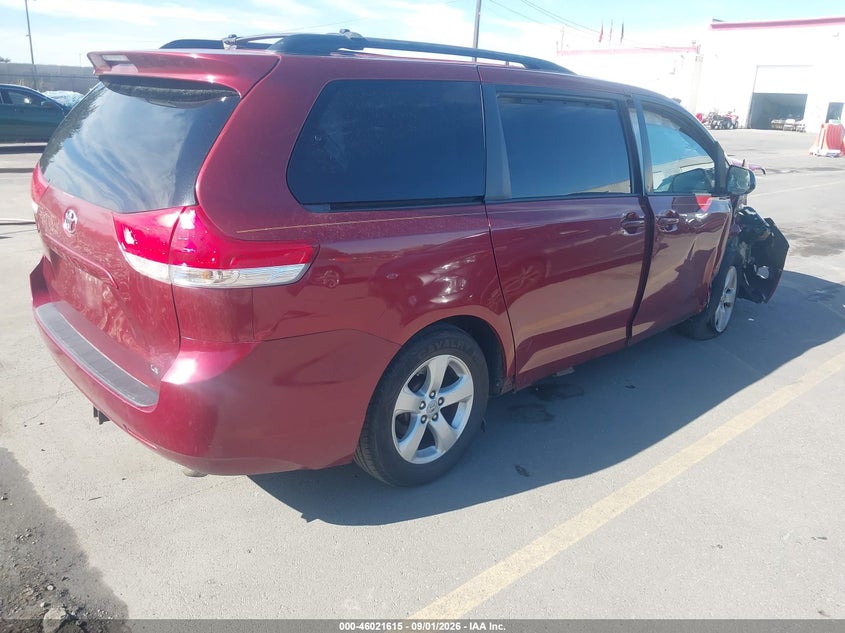 2011 TOYOTA SIENNA auction photo 4