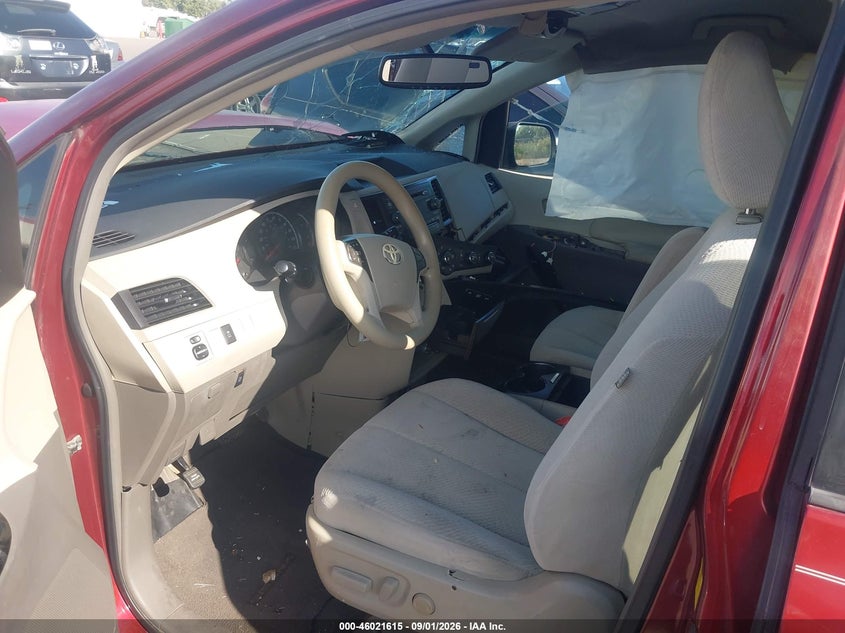 2011 TOYOTA SIENNA auction photo 5