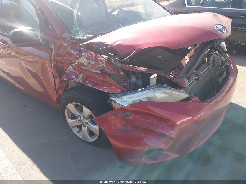2011 TOYOTA SIENNA auction photo 6
